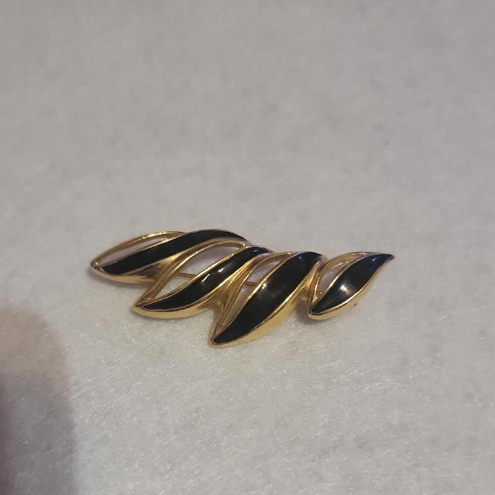 Vintage Monet Art Nouveau Fashionable Black And Gold Tone Brooch